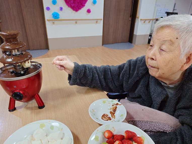 富士市グループホーム_おやつレクバレンタインチョコレートフォンデュ