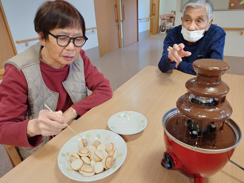 富士市グループホーム_おやつレクバレンタインチョコレートフォンデュ