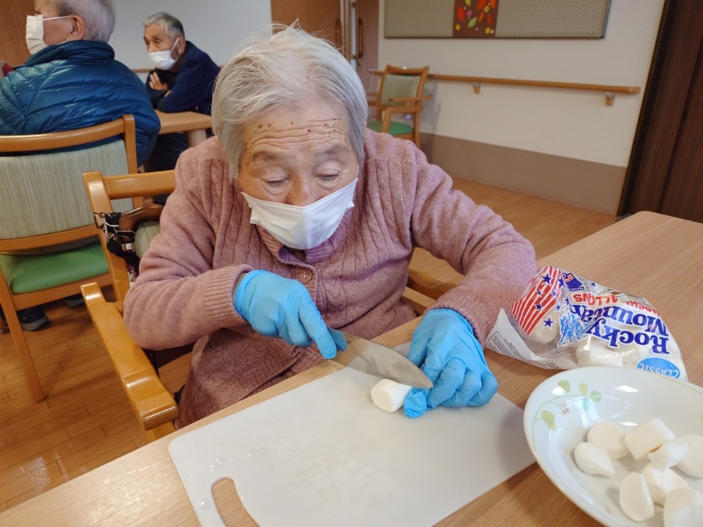 富士市グループホーム_おやつレクバレンタインチョコレートフォンデュ