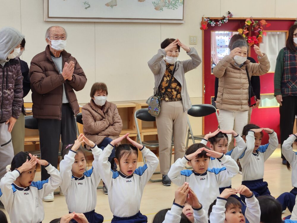 藤枝青葉町グループホーム_幼稚園との地域交流1月誕生日会