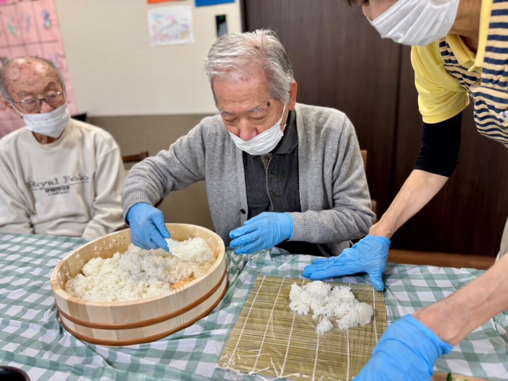 藤枝市グループホーム_節分イベント恵方巻作りと鬼退治