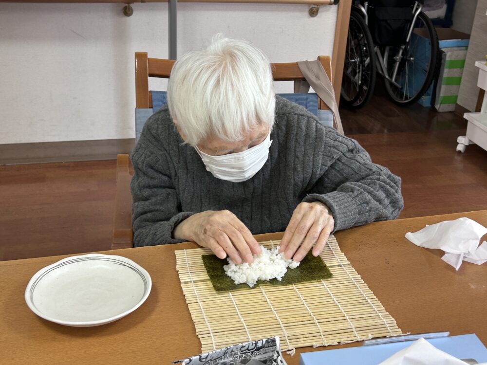 静岡市駿河区グループホーム_恵方巻作り