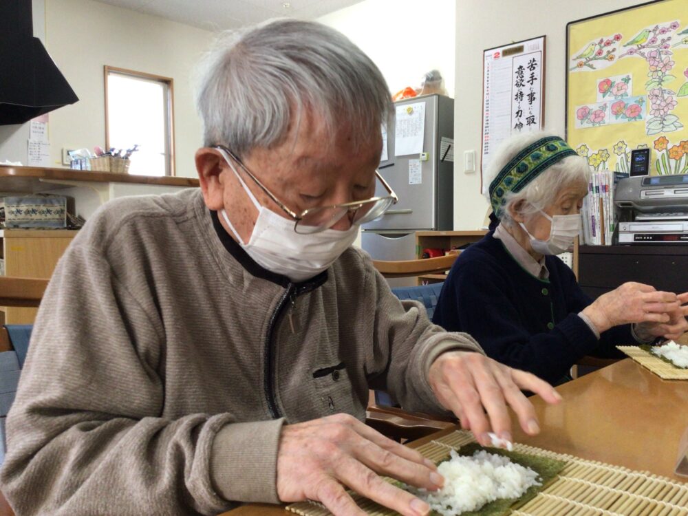 八幡小規模多機能　恵方巻作り