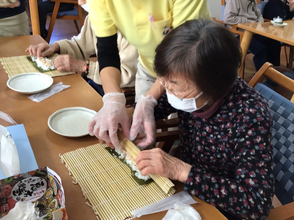 静岡市駿河区グループホーム_恵方巻作り