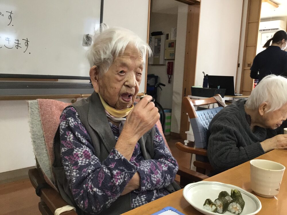 静岡市駿河区グループホーム_恵方巻作り