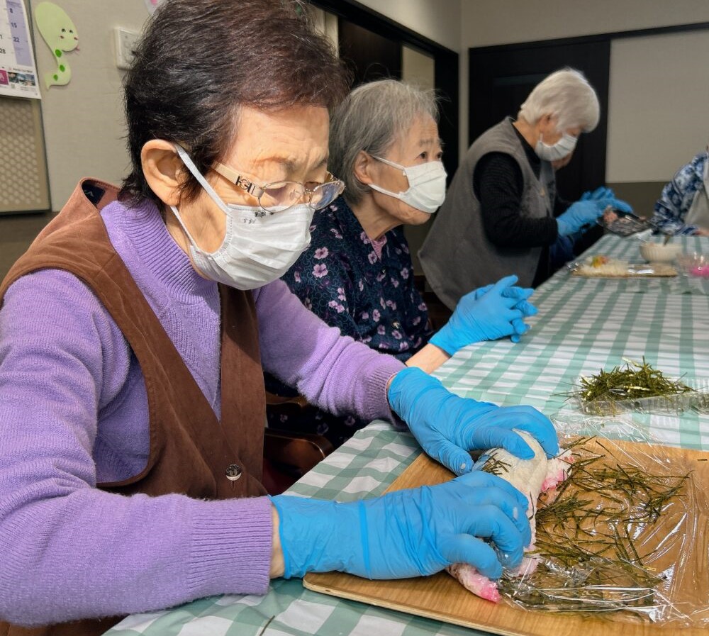 藤枝市グループホーム_節分イベント恵方巻作りと鬼退治