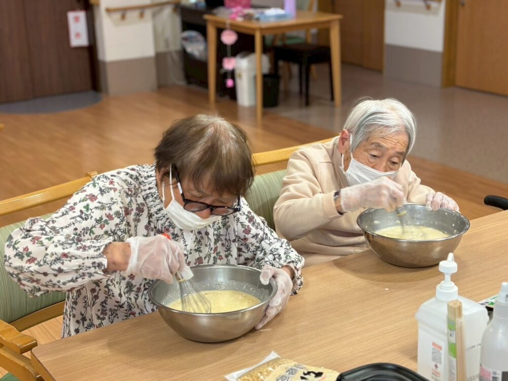 富士市グループホーム_おやつレクたこ焼きパーティー