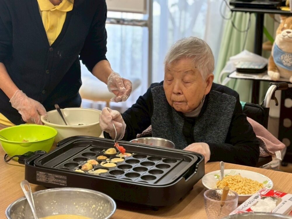 富士市グループホーム_おやつレクたこ焼きパーティー