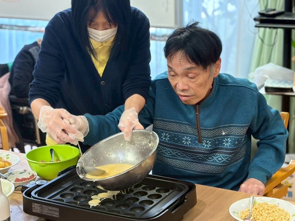 富士市グループホーム_おやつレクたこ焼きパーティー