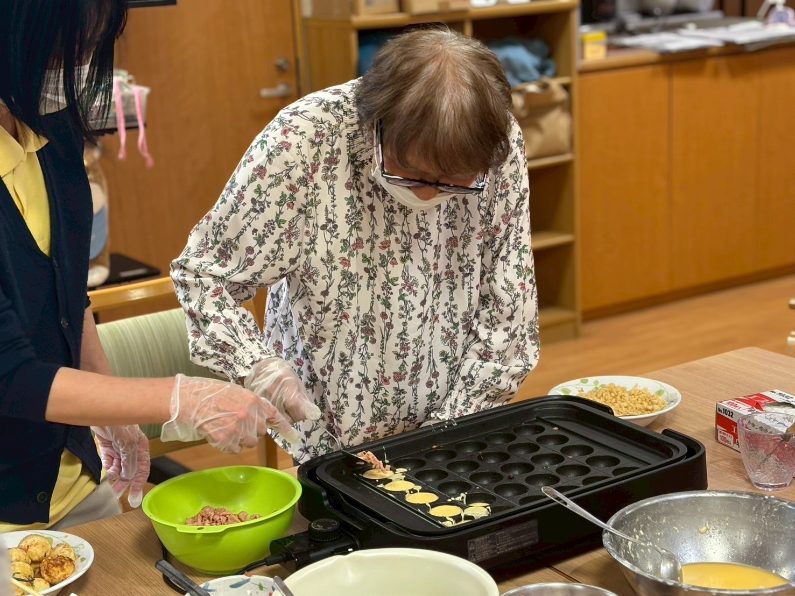 富士市グループホーム_おやつレクたこ焼きパーティー