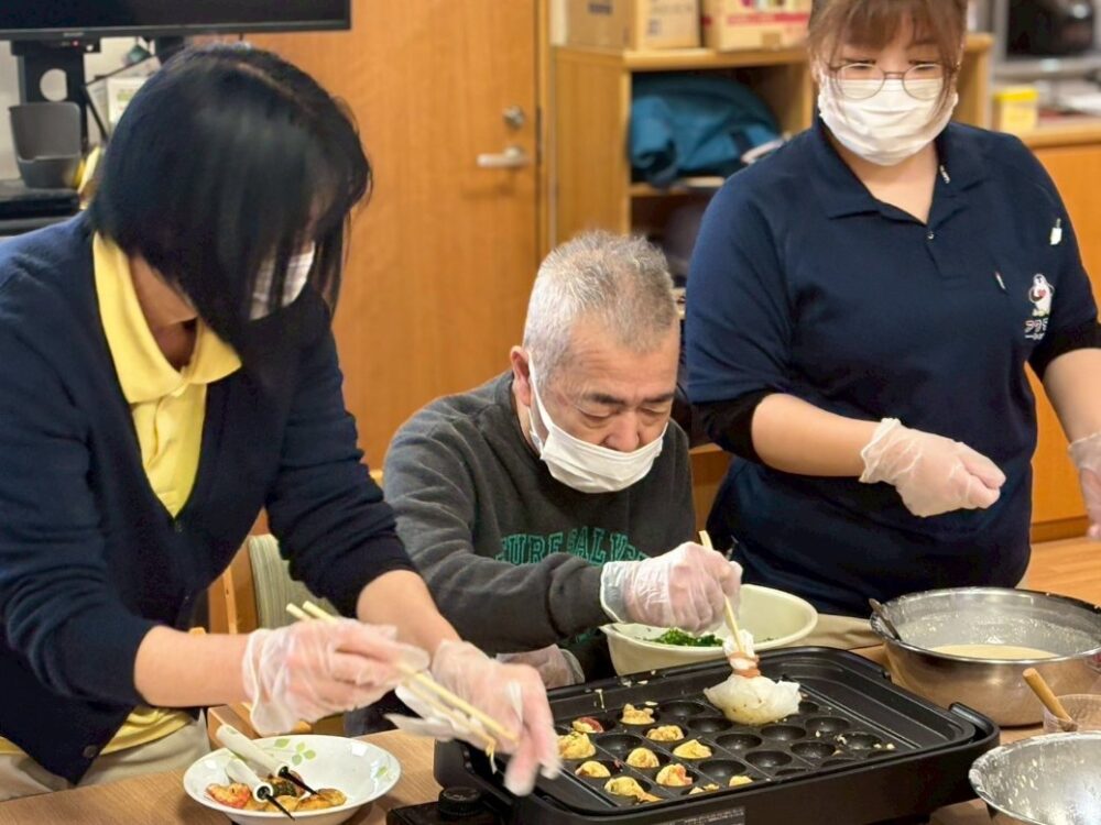 富士市グループホーム_おやつレクたこ焼きパーティー