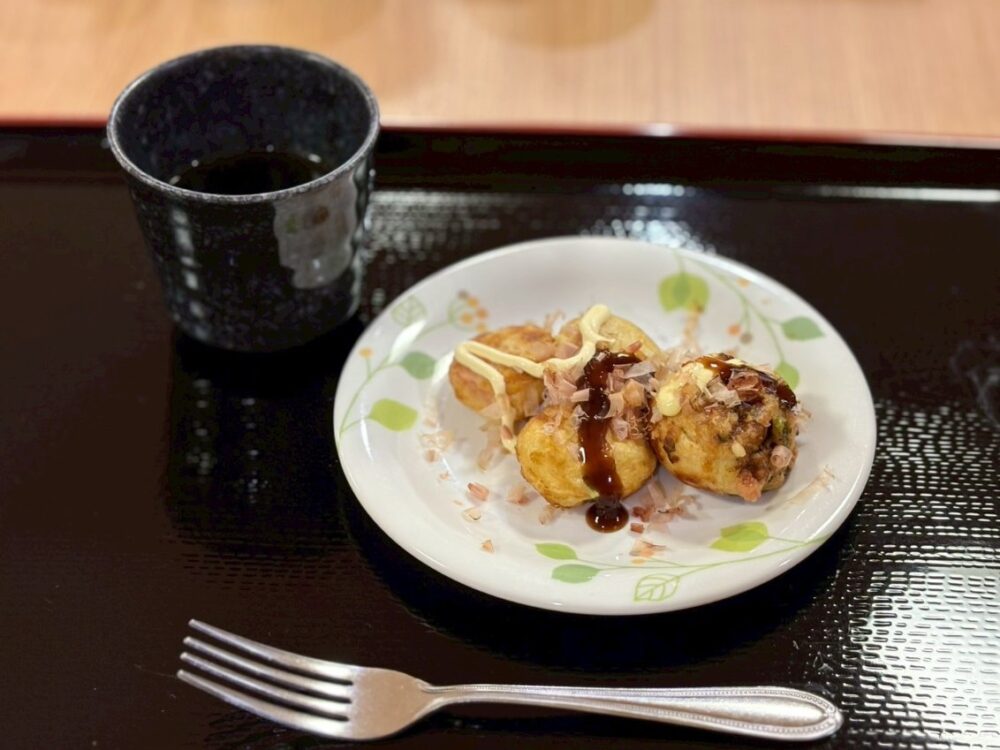 富士市グループホーム_おやつレクたこ焼きパーティー