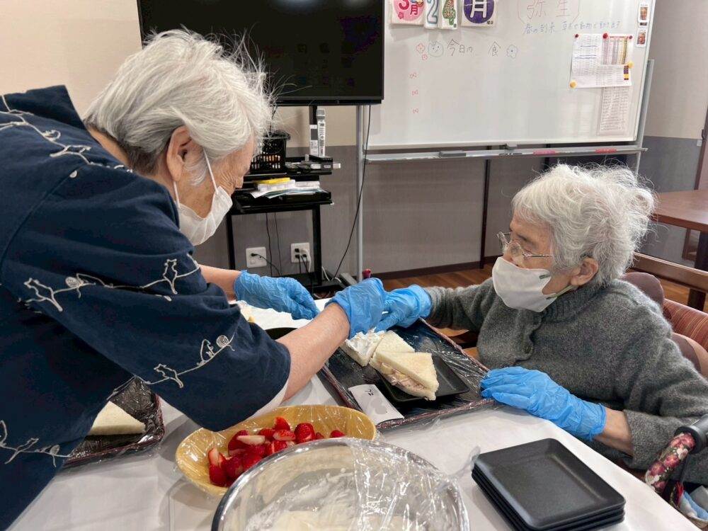 島田市グループホーム_フルーツサンドづくり