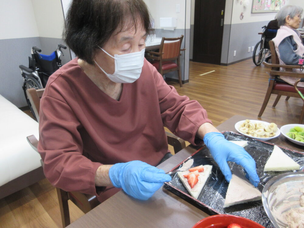 島田市グループホーム_フルーツサンドづくり