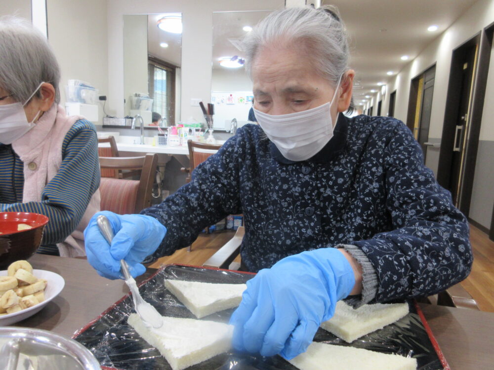 島田市グループホーム_フルーツサンドづくり