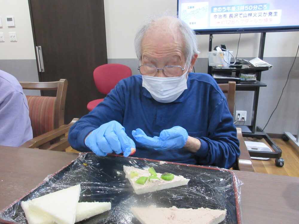 島田市グループホーム_フルーツサンドづくり