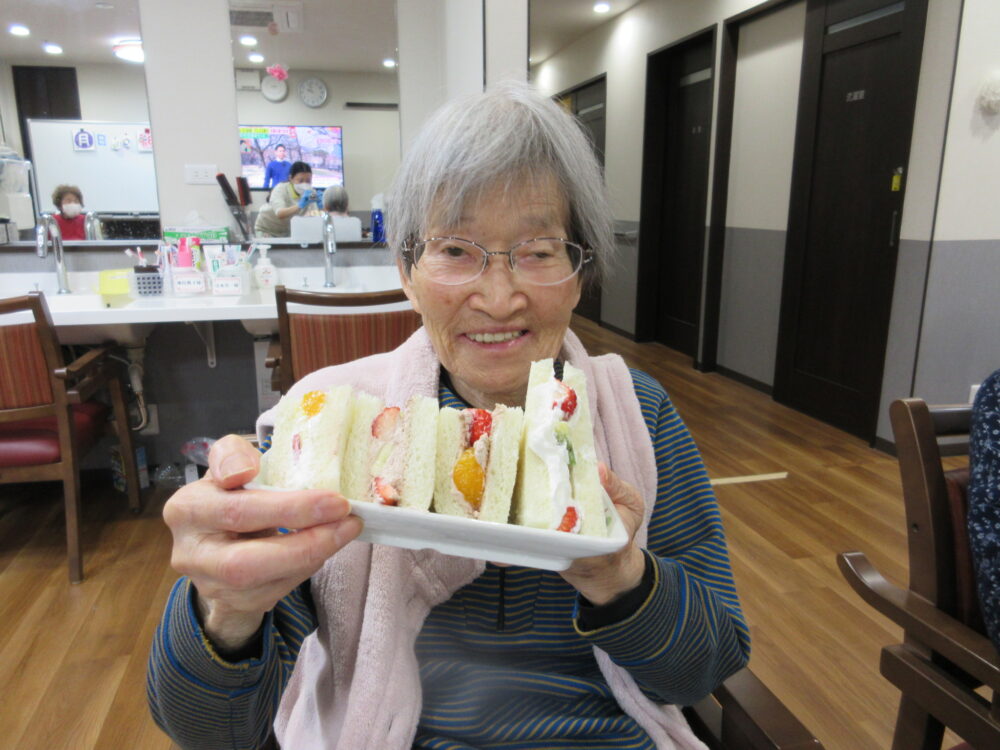 島田市グループホーム_フルーツサンドづくり