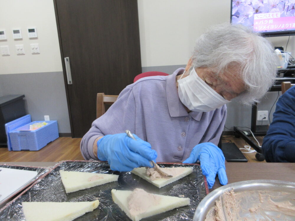 島田市グループホーム_フルーツサンドづくり