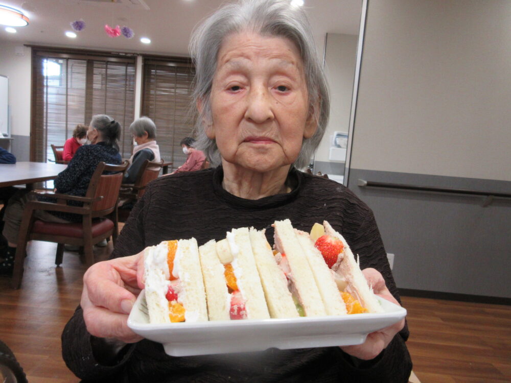 島田市グループホーム_フルーツサンドづくり