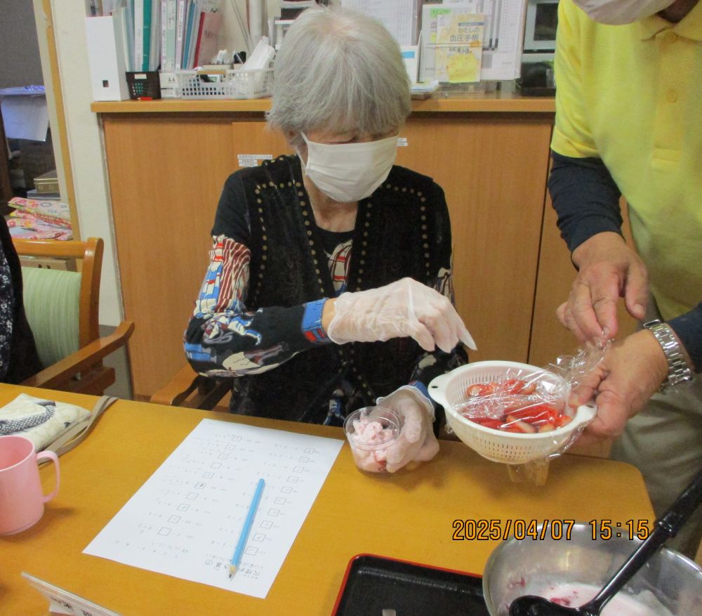 静岡市清水区グループホーム_おやつ作りいちごフルーチェ