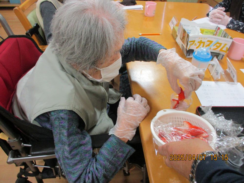 静岡市清水区グループホーム_おやつ作りいちごフルーチェ