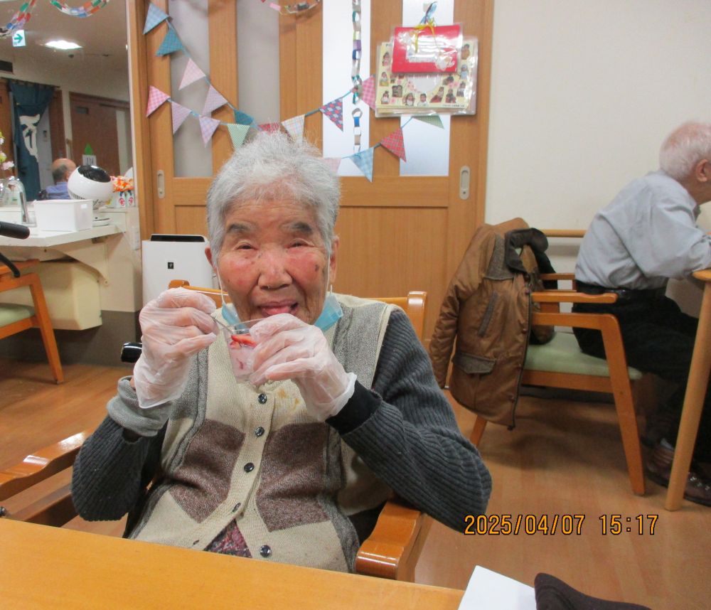 静岡市清水区グループホーム_おやつ作りいちごフルーチェ