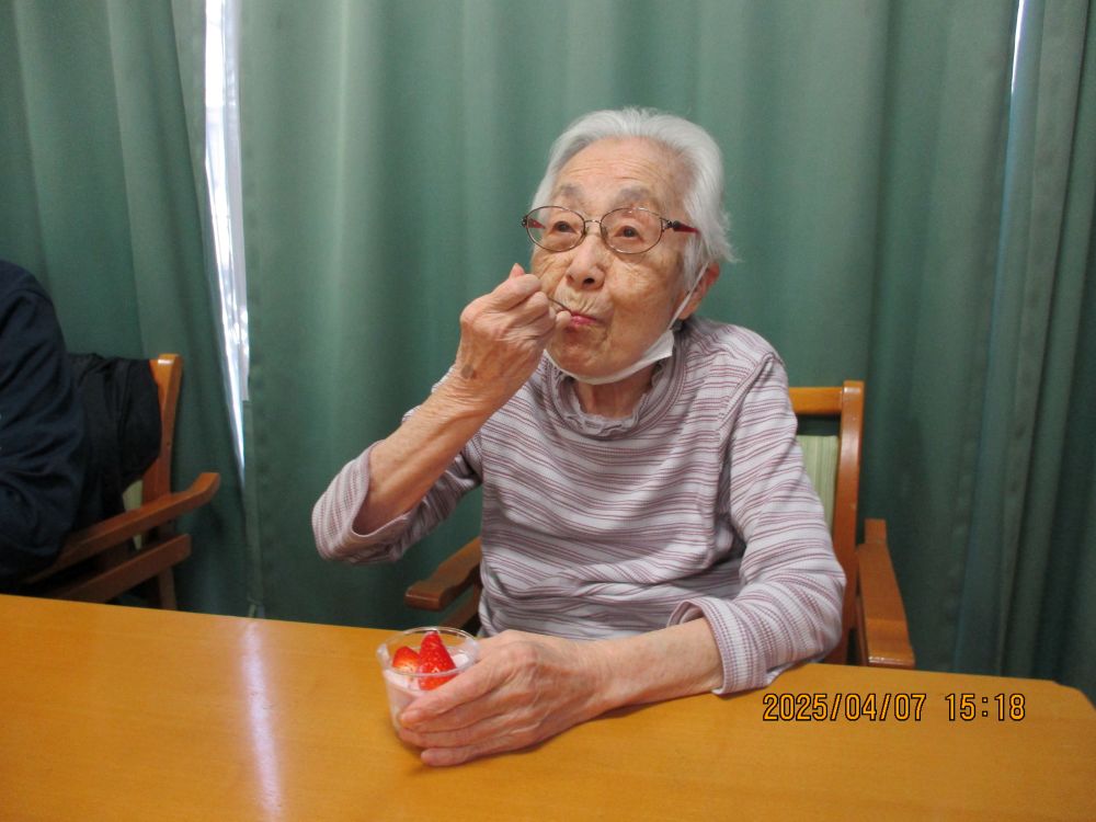 静岡市清水区グループホーム_おやつ作りいちごフルーチェ