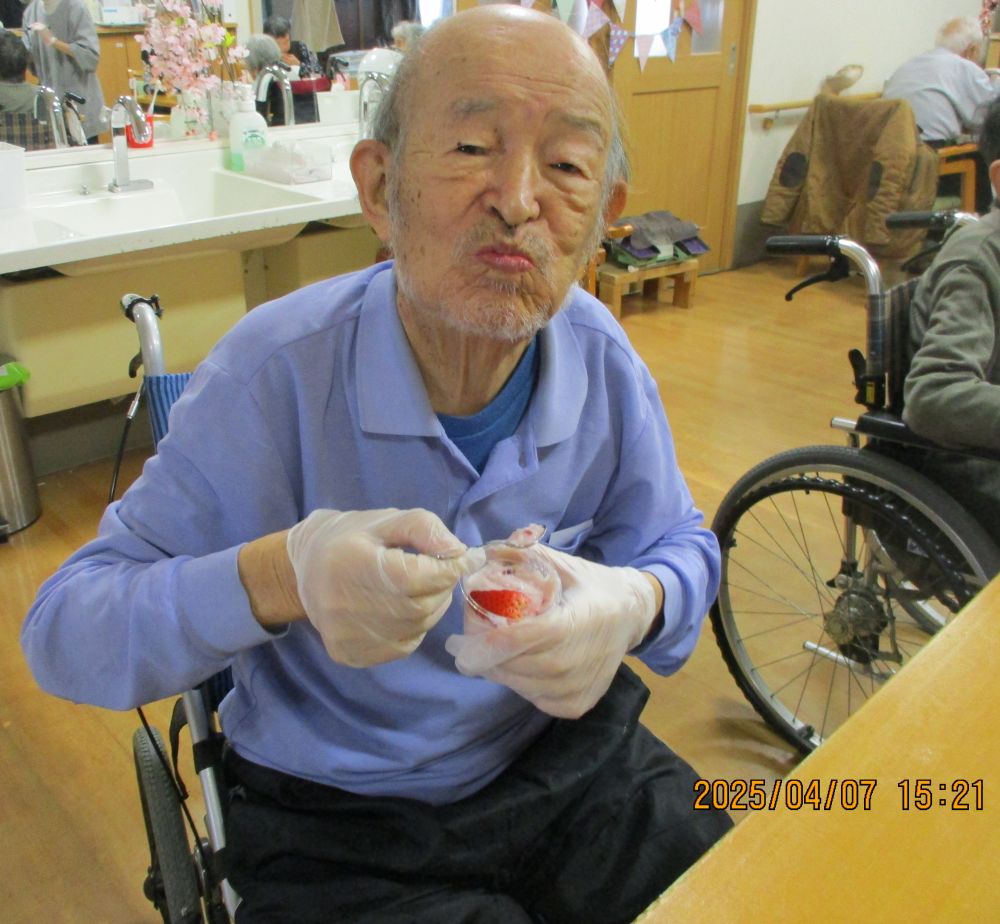 静岡市清水区グループホーム_おやつ作りいちごフルーチェ