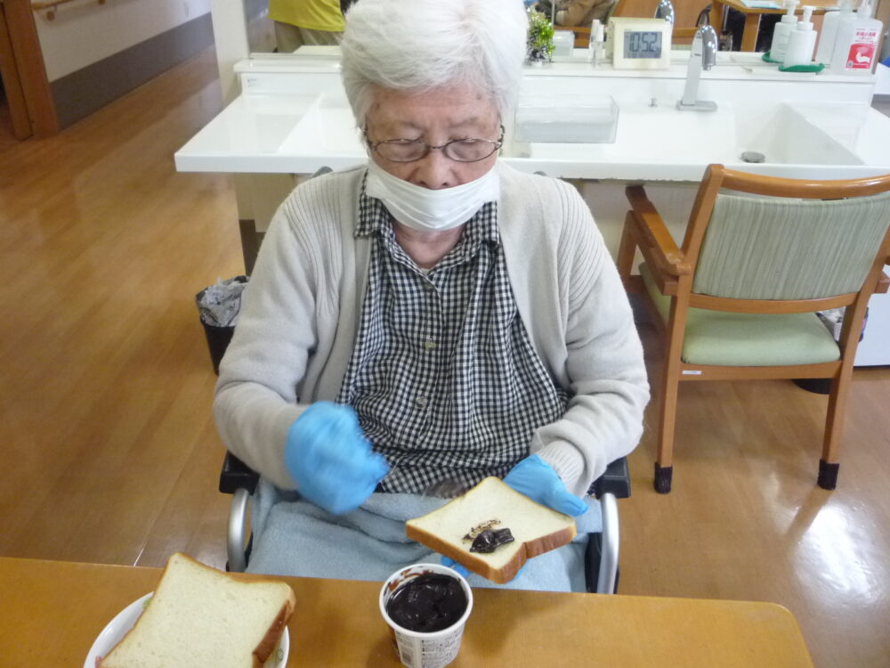 静岡市清水区グループホーム_食事作りレクサンドイッチでピクニック気分
