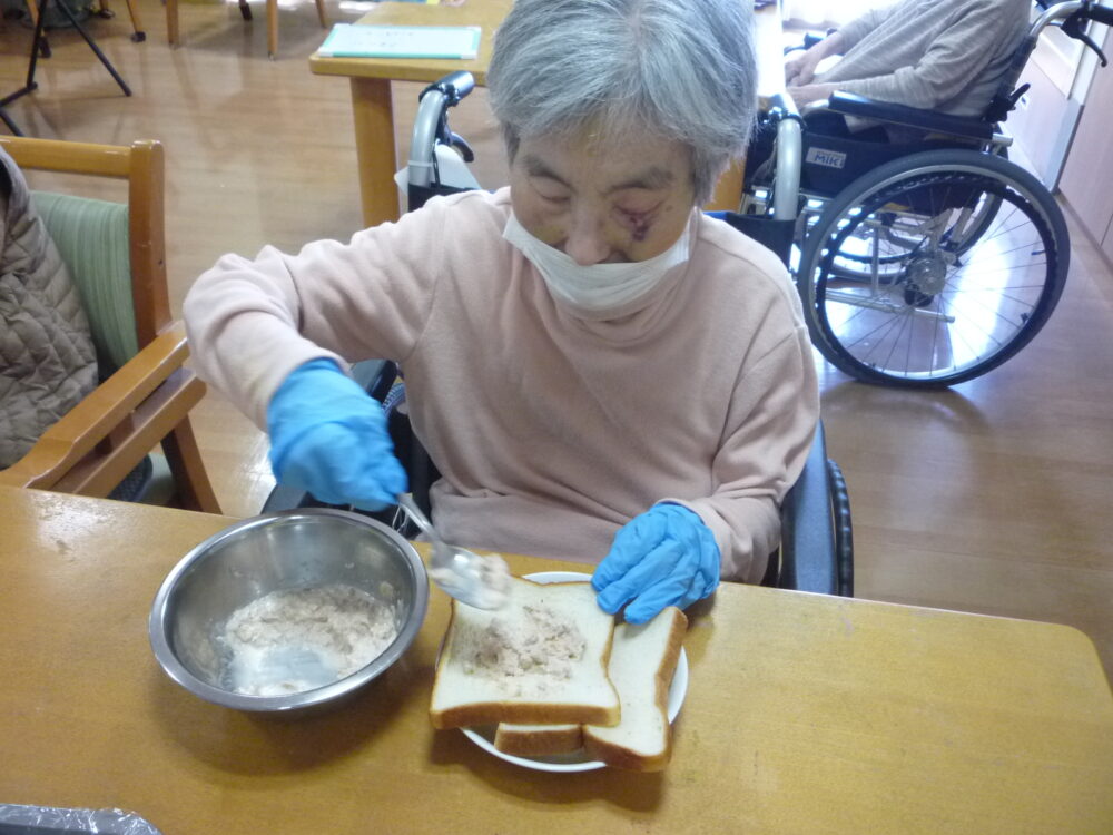 静岡市清水区グループホーム_食事作りレクサンドイッチでピクニック気分