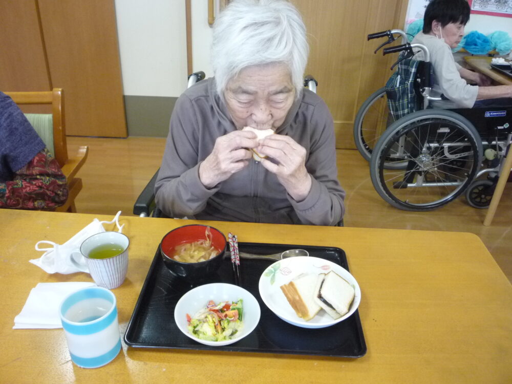 静岡市清水区グループホーム_食事作りレクサンドイッチでピクニック気分
