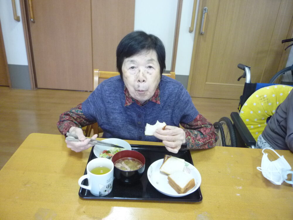 有東坂グループホーム 食事作りレク~サンドイッチでピクニック気分~