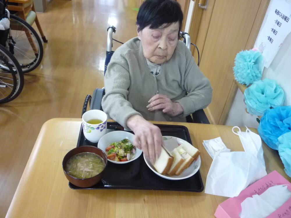 静岡市清水区グループホーム_食事作りレクサンドイッチでピクニック気分