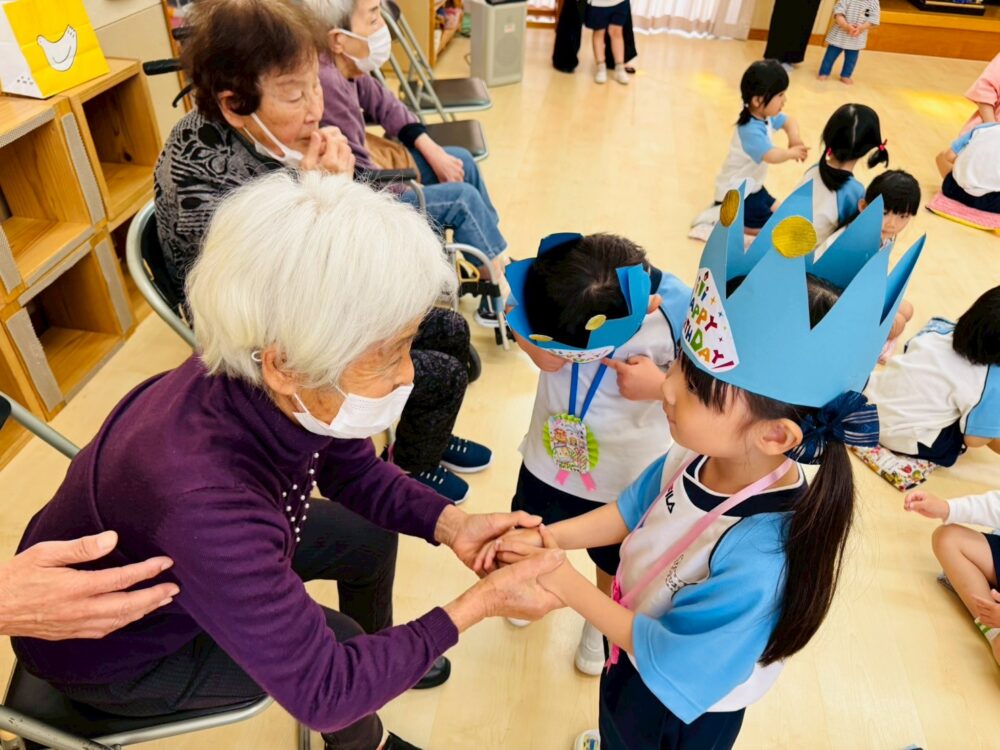 藤枝青葉町小規模多機能 幼稚園との地域交流~4月誕生日会~