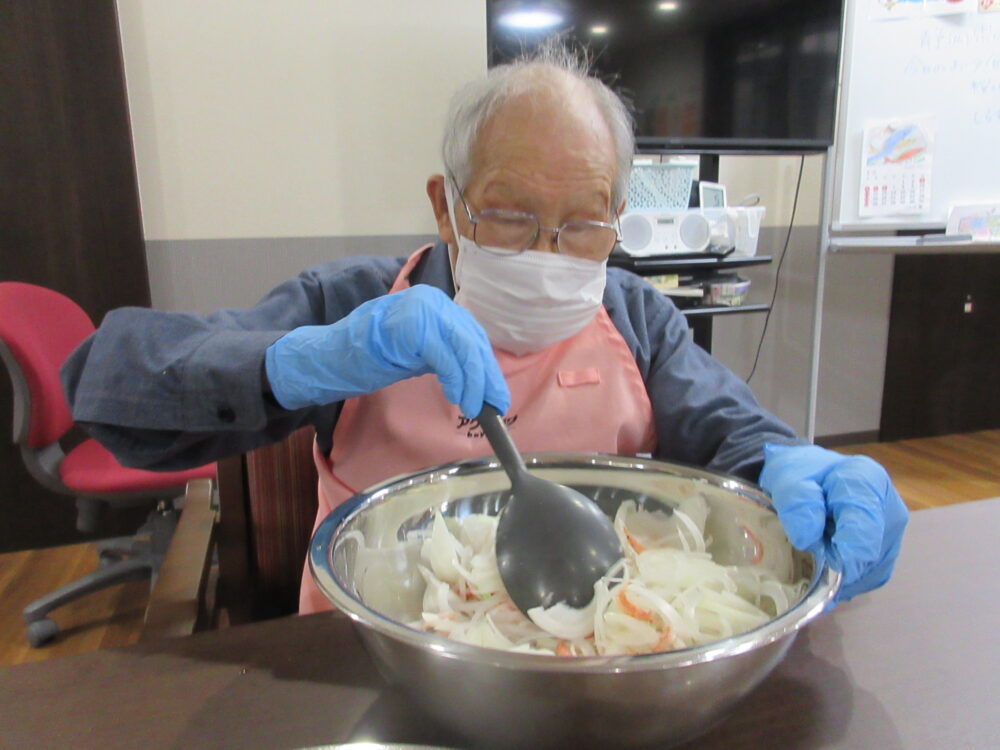 島田市グループホーム_しらす丼と桜エビのかき揚げで春の味覚を楽しもう