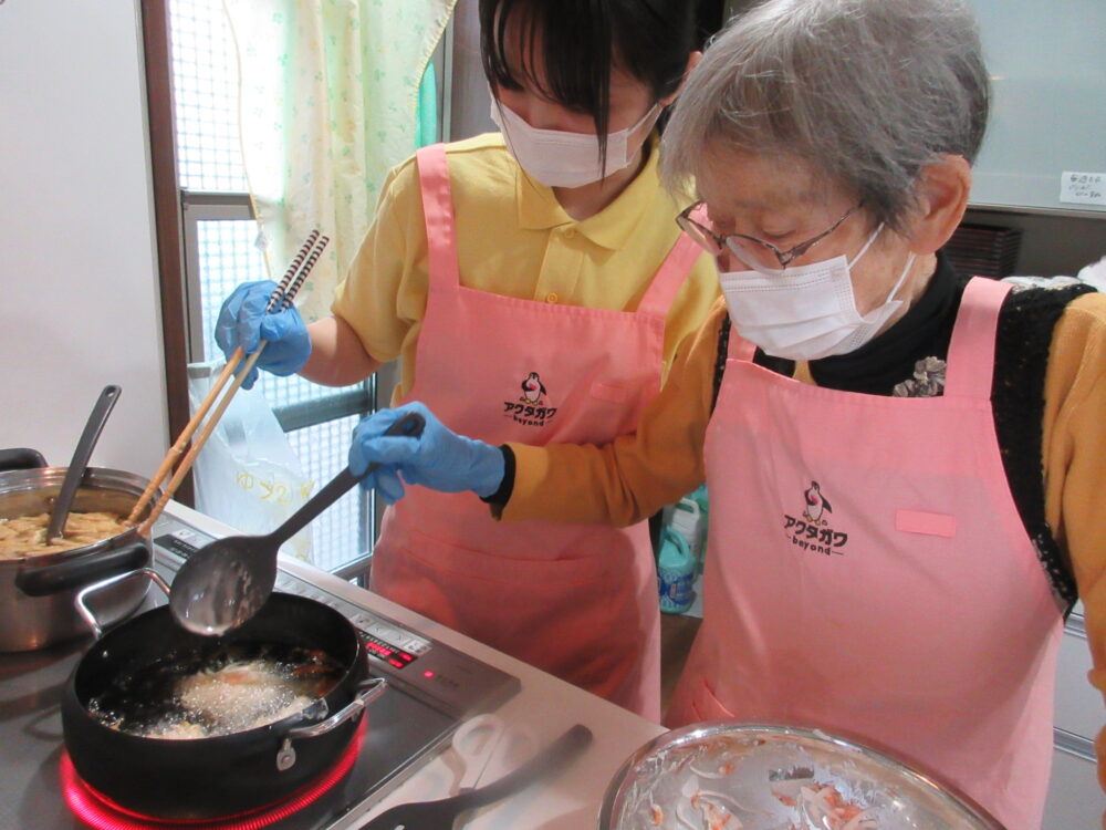 島田市グループホーム_しらす丼と桜エビのかき揚げで春の味覚を楽しもう