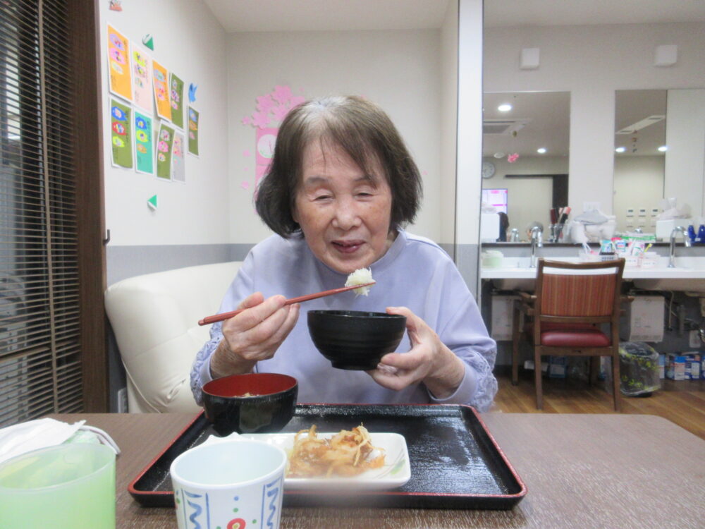 島田市グループホーム_しらす丼と桜エビのかき揚げで春の味覚を楽しもう