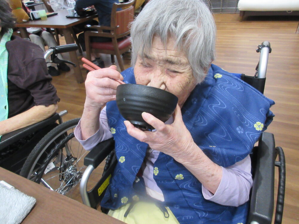 島田市グループホーム_しらす丼と桜エビのかき揚げで春の味覚を楽しもう