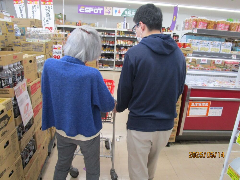 西奈グループホーム スーパーマーケットにてお買い物
