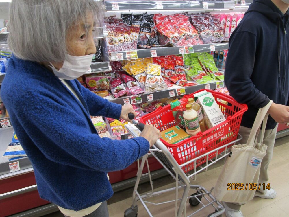静岡市葵区グループホーム_スーパーマーケットにてお買い物