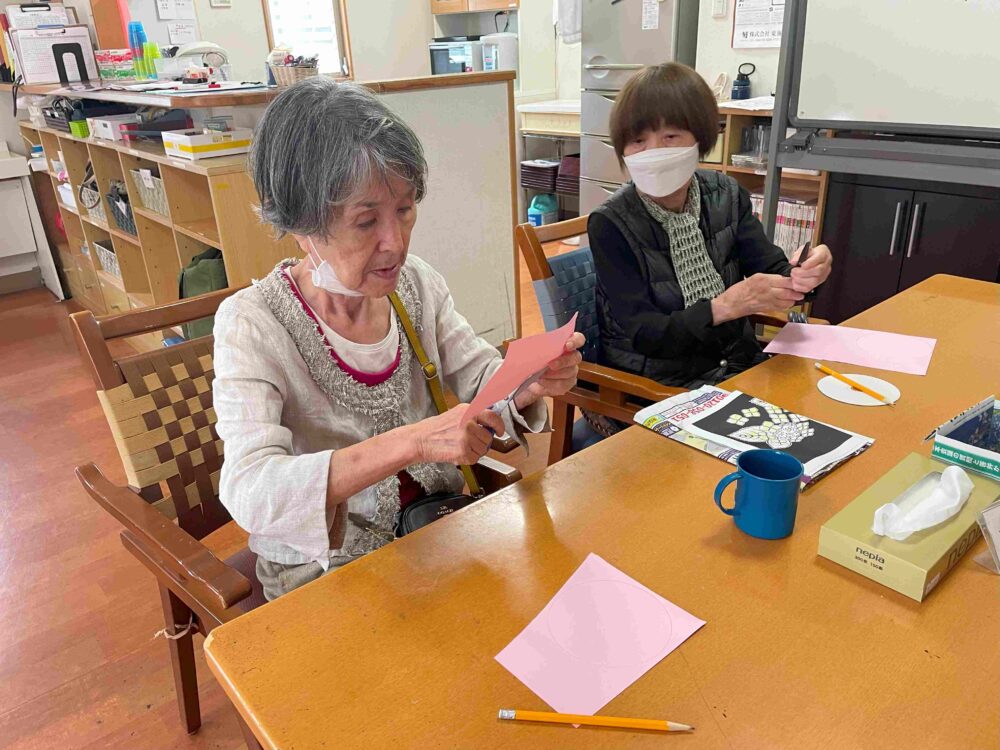 静岡市駿河区グループホーム_カーネーションに想いを添えて