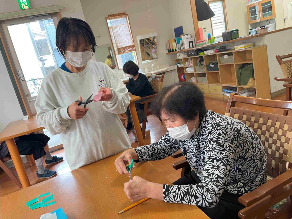 静岡市駿河区グループホーム_カーネーションに想いを添えて