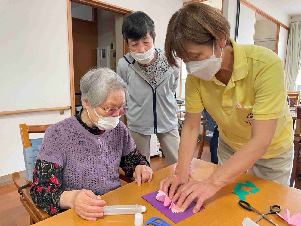 静岡市駿河区グループホーム_カーネーションに想いを添えて
