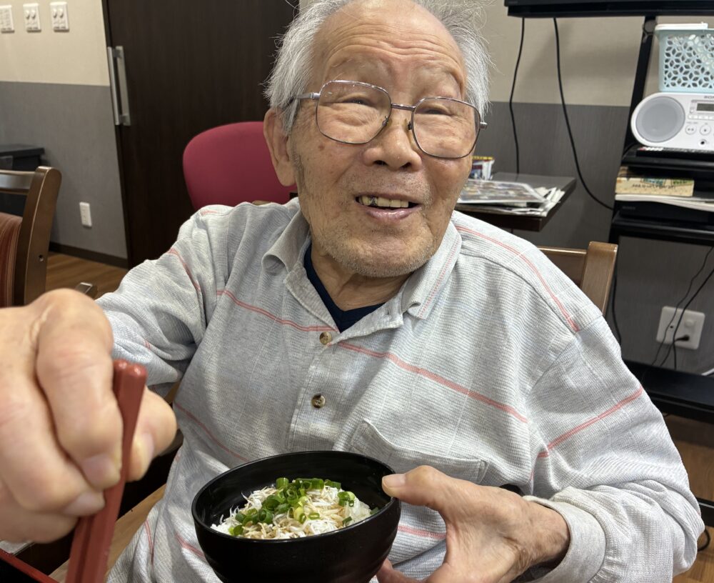 島田市グループホーム_しらす丼と桜エビのかき揚げで春の味覚を楽しもう