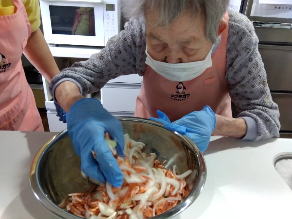 島田市グループホーム_しらす丼と桜エビのかき揚げで春の味覚を楽しもう