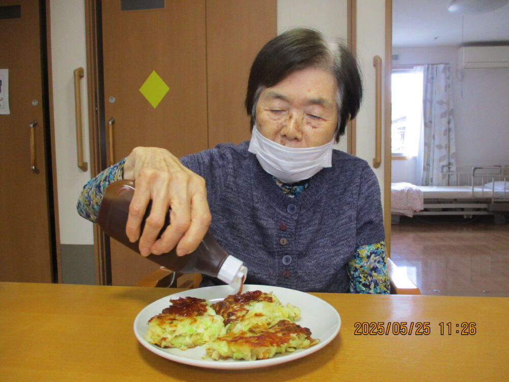 静岡市清水区グループホーム_食事作りレクみんなで作るお好み焼き