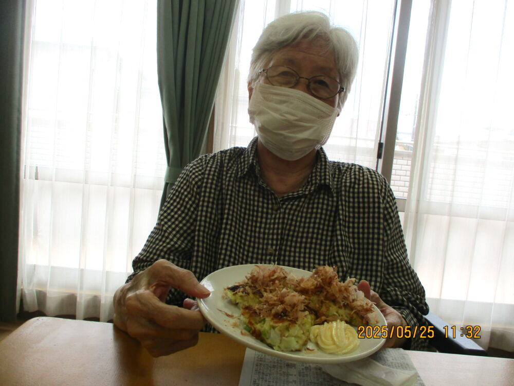 有東坂グループホーム 食事作りレク~みんなで作るお好み焼き~