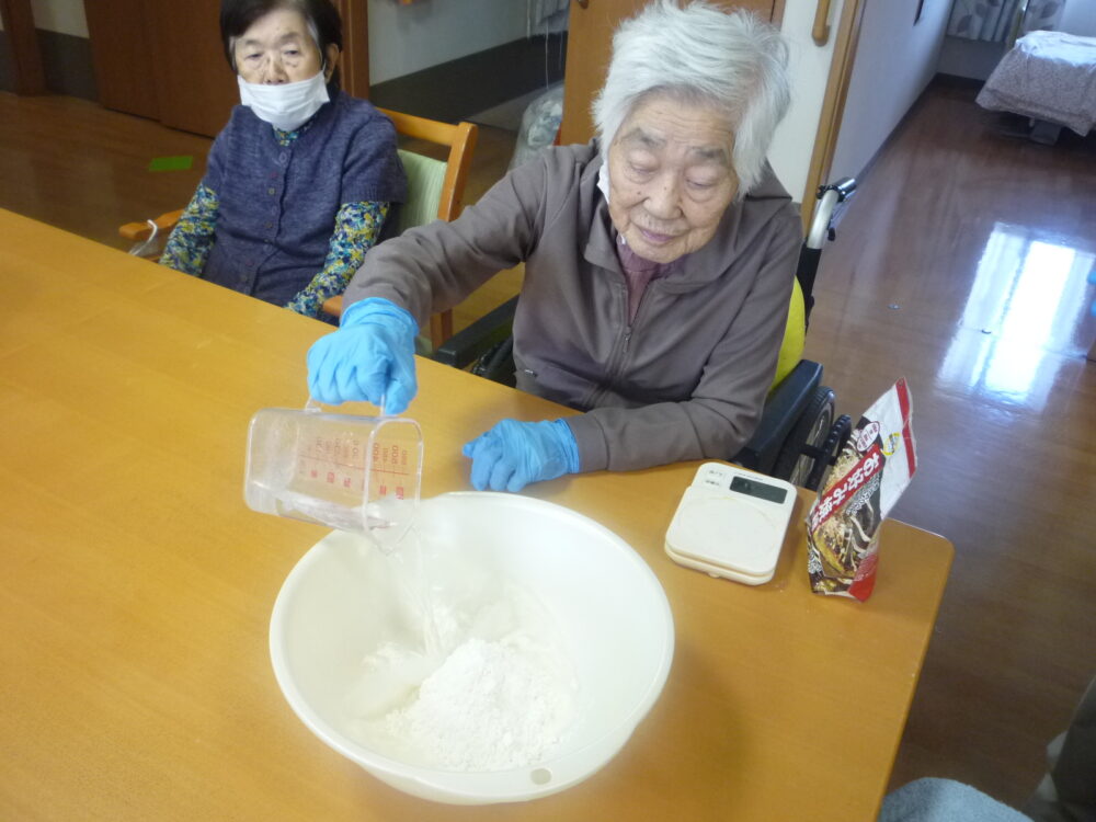 静岡市清水区グループホーム_食事作りレクみんなで作るお好み焼き