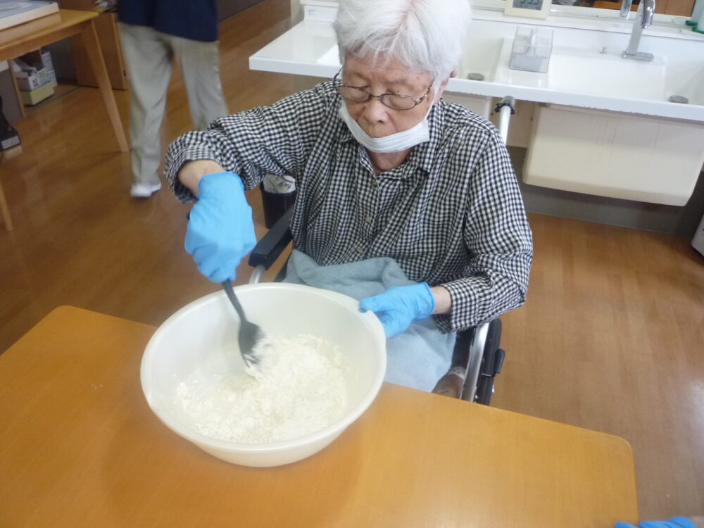 静岡市清水区グループホーム_食事作りレクみんなで作るお好み焼き