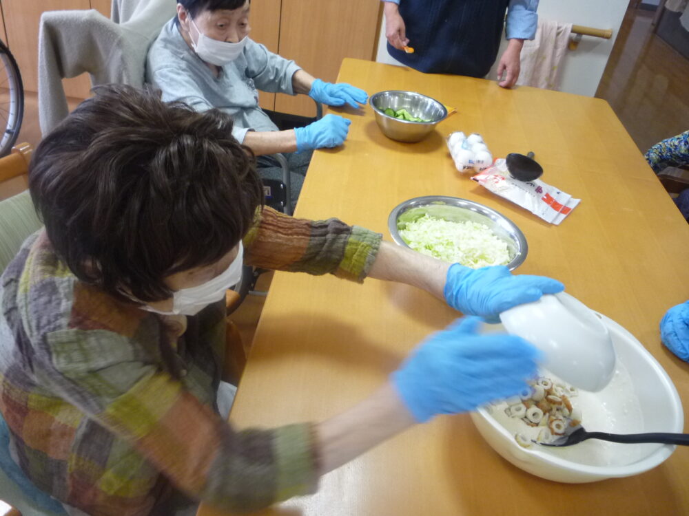 静岡市清水区グループホーム_食事作りレクみんなで作るお好み焼き